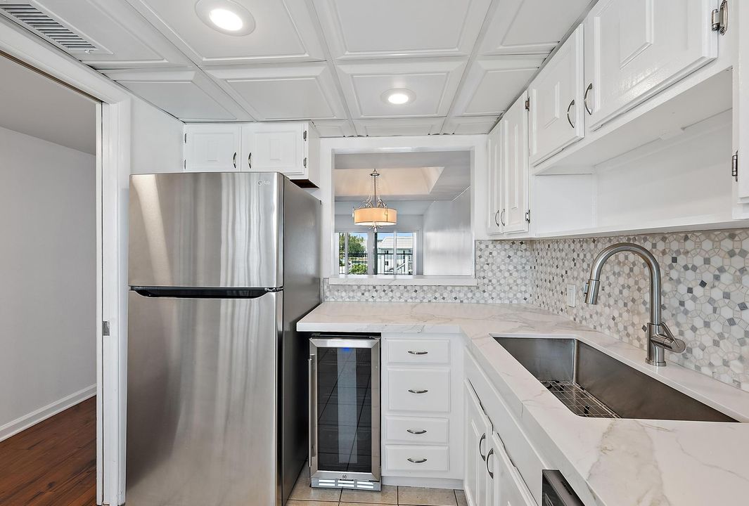 For Sale: $299,999 (2 beds, 2 baths, 1078 Square Feet)