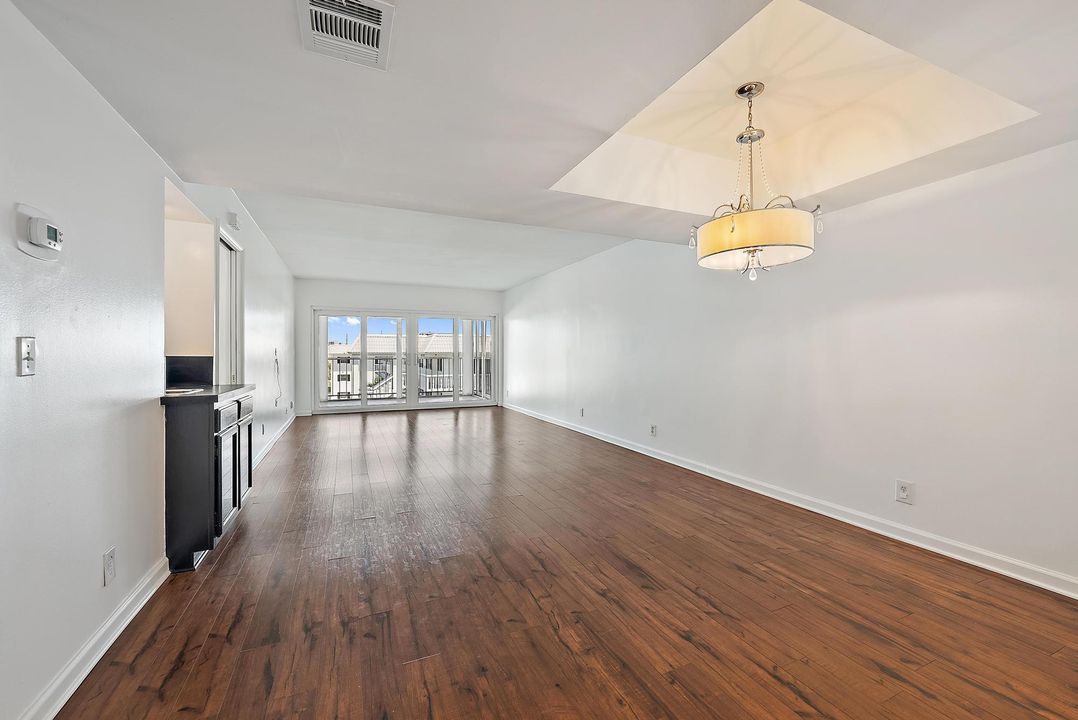 For Sale: $299,999 (2 beds, 2 baths, 1078 Square Feet)