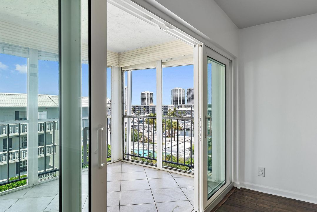 For Sale: $299,999 (2 beds, 2 baths, 1078 Square Feet)