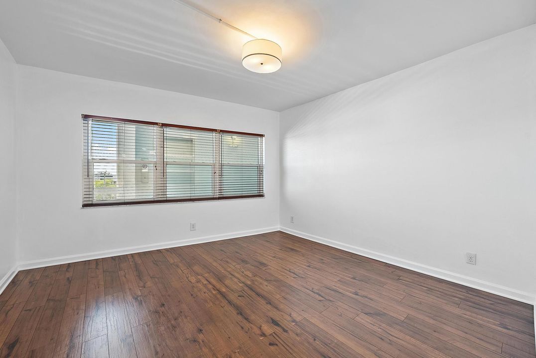 For Sale: $299,999 (2 beds, 2 baths, 1078 Square Feet)