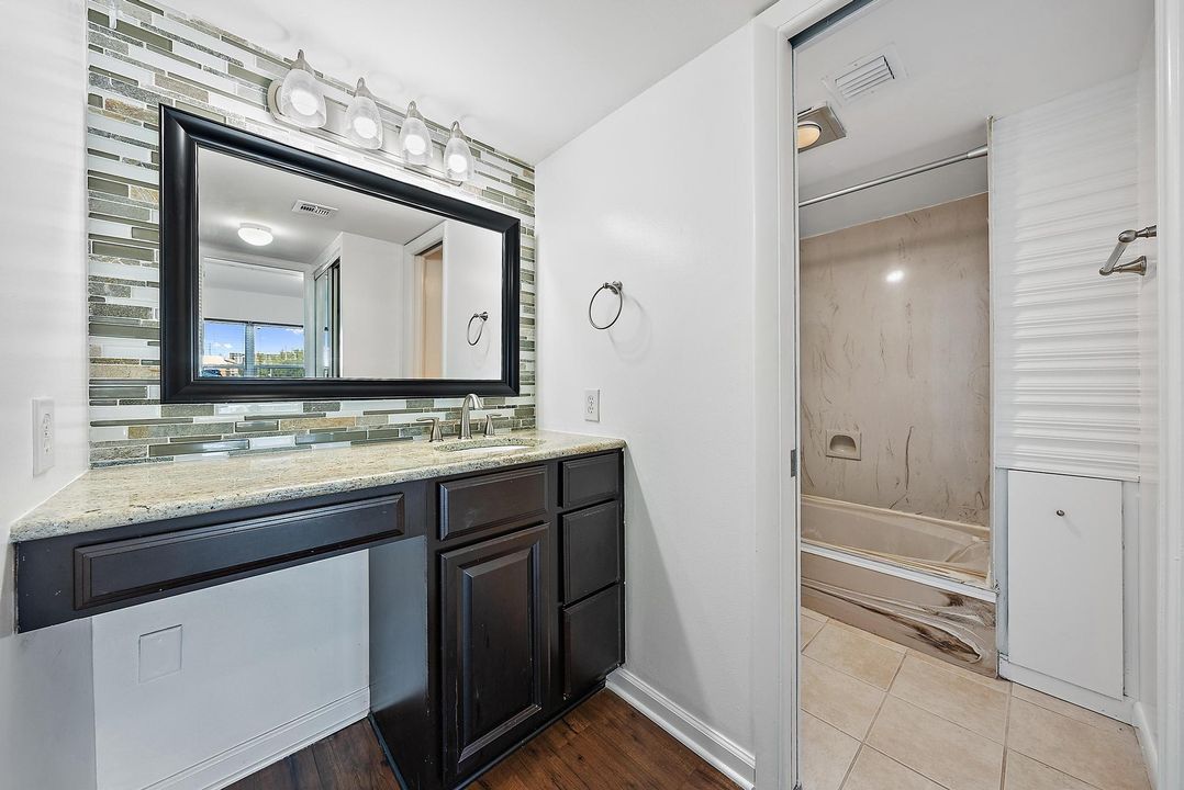 For Sale: $299,999 (2 beds, 2 baths, 1078 Square Feet)