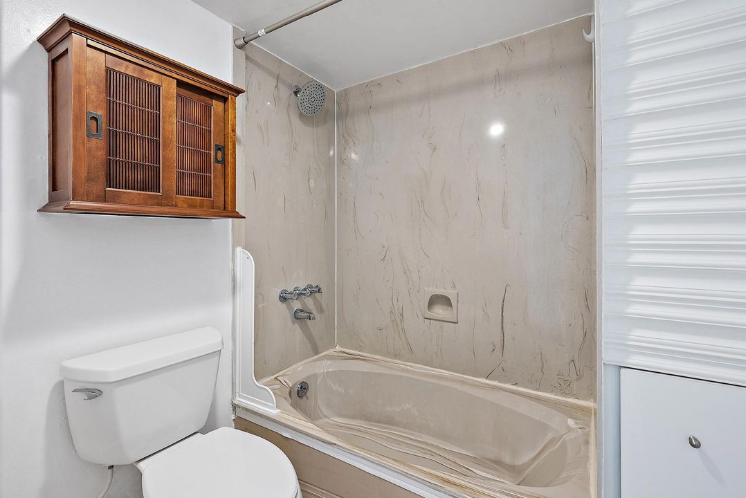 For Sale: $299,999 (2 beds, 2 baths, 1078 Square Feet)