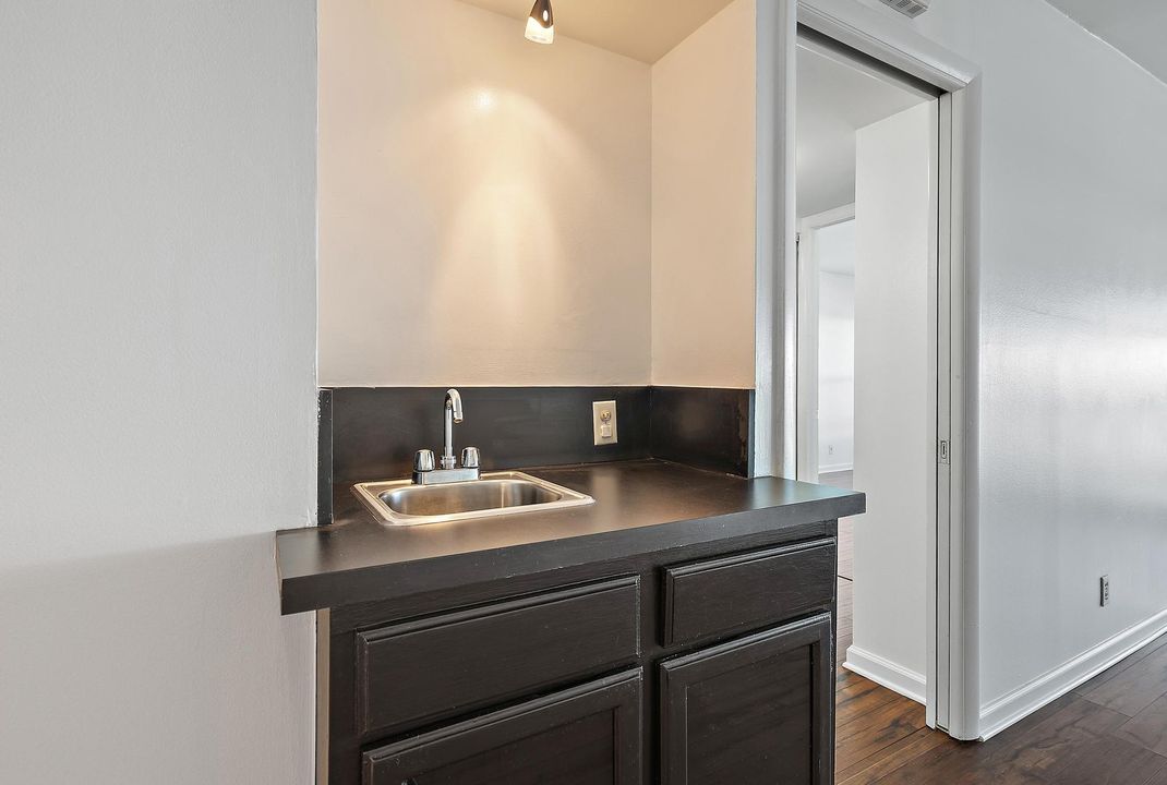 For Sale: $299,999 (2 beds, 2 baths, 1078 Square Feet)