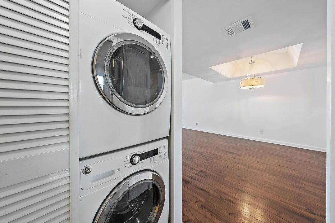 For Sale: $299,999 (2 beds, 2 baths, 1078 Square Feet)