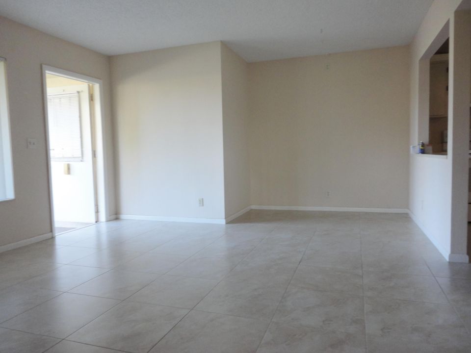 出租: $1,325 (1 贝兹, 1 浴室, 639 平方英尺)