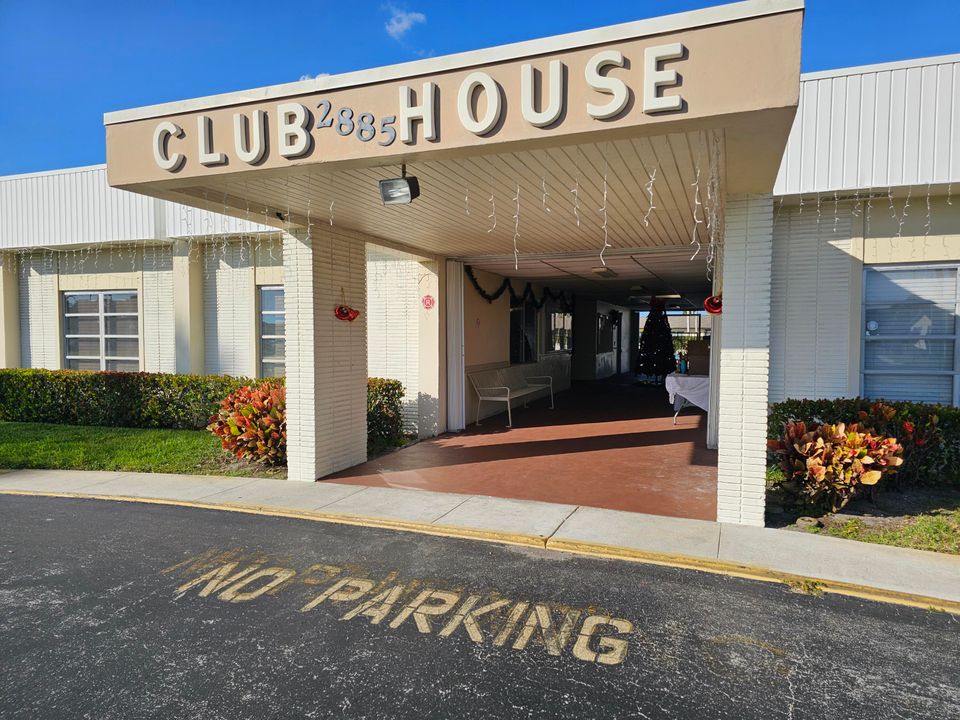 For Sale: $159,000 (2 beds, 2 baths, 895 Square Feet)