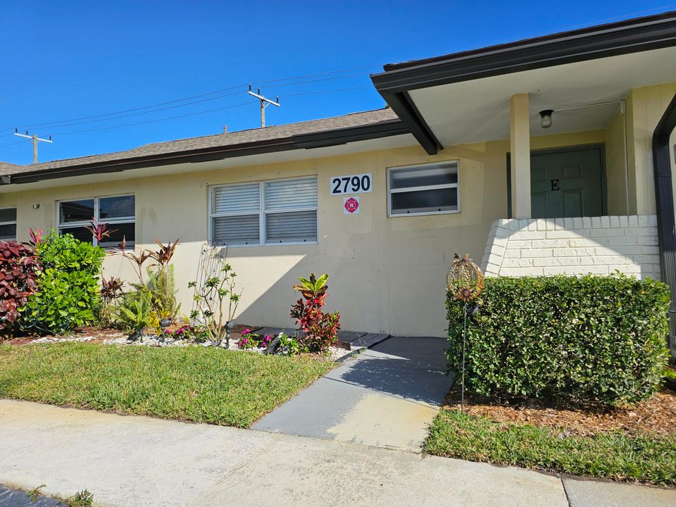 For Sale: $159,000 (2 beds, 2 baths, 895 Square Feet)