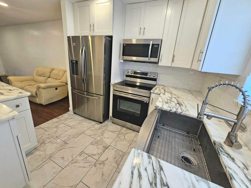 For Sale: $159,000 (2 beds, 2 baths, 895 Square Feet)