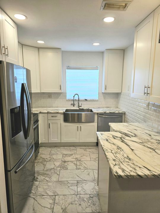 For Sale: $159,000 (2 beds, 2 baths, 895 Square Feet)