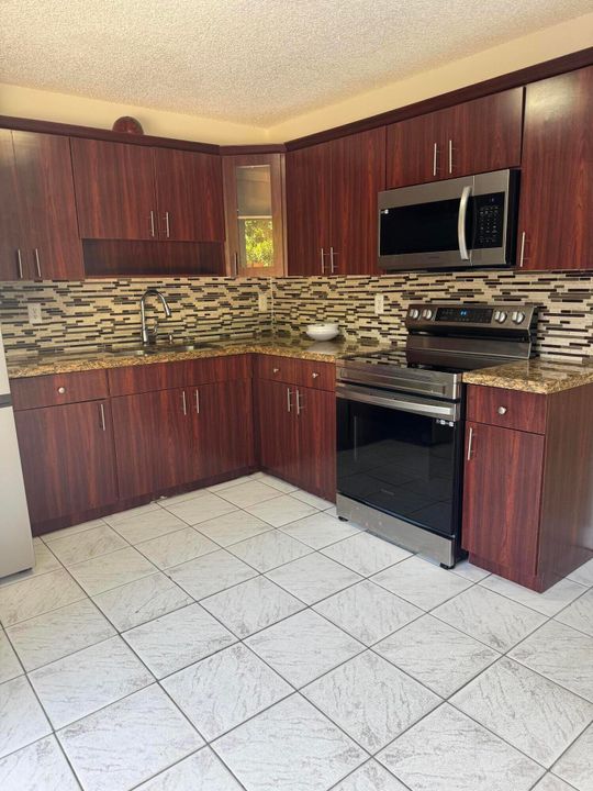 For Rent: $2,300 (2 beds, 2 baths, 960 Square Feet)