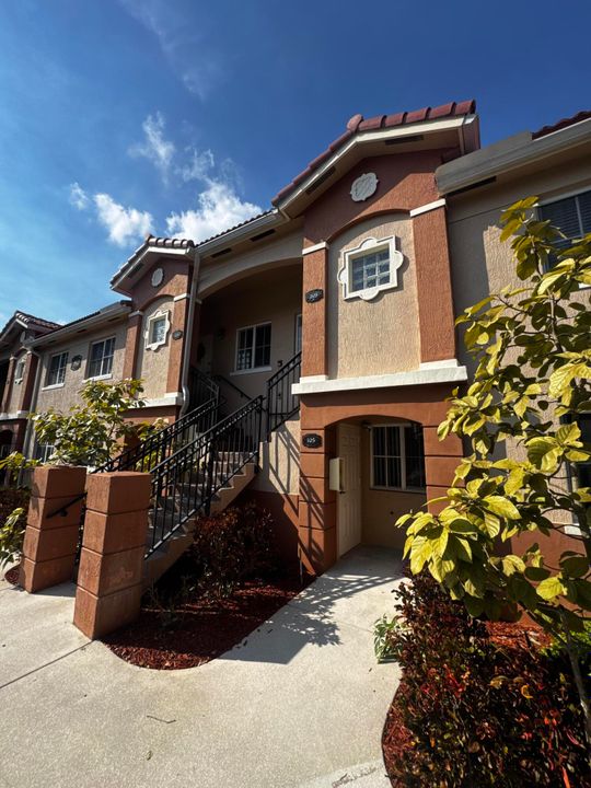 For Rent: $2,100 (2 beds, 2 baths, 920 Square Feet)