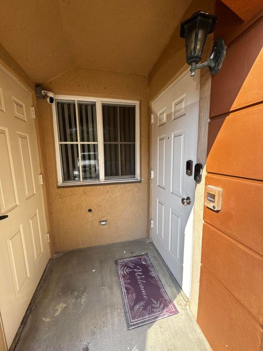 For Rent: $2,100 (2 beds, 2 baths, 920 Square Feet)