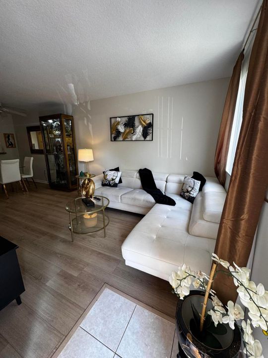 For Rent: $2,100 (2 beds, 2 baths, 920 Square Feet)