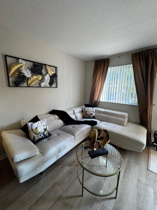 For Rent: $2,100 (2 beds, 2 baths, 920 Square Feet)