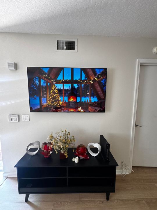 For Rent: $2,100 (2 beds, 2 baths, 920 Square Feet)