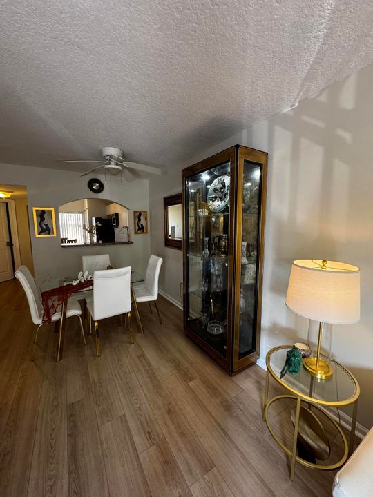 For Rent: $2,100 (2 beds, 2 baths, 920 Square Feet)