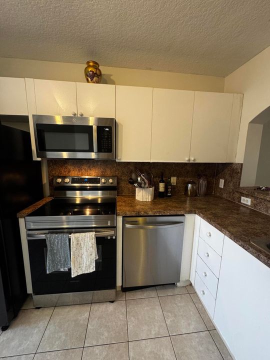 For Rent: $2,100 (2 beds, 2 baths, 920 Square Feet)