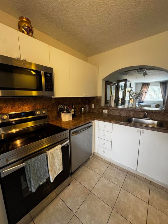 For Rent: $2,100 (2 beds, 2 baths, 920 Square Feet)