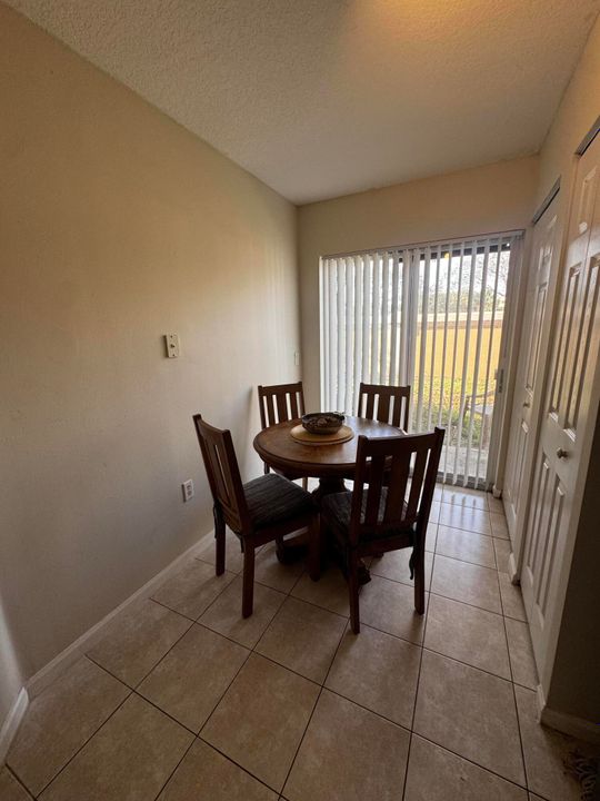 For Rent: $2,100 (2 beds, 2 baths, 920 Square Feet)