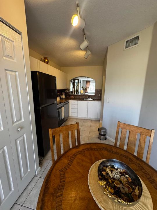 For Rent: $2,100 (2 beds, 2 baths, 920 Square Feet)