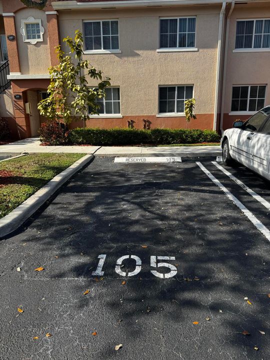 For Rent: $2,100 (2 beds, 2 baths, 920 Square Feet)