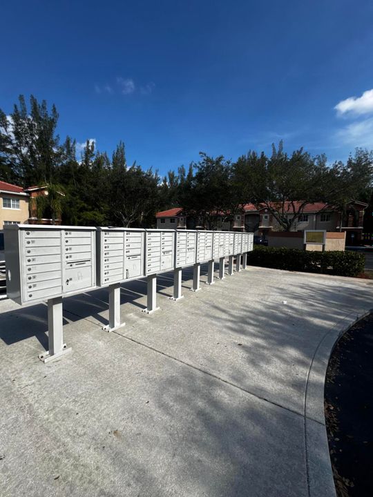 For Rent: $2,100 (2 beds, 2 baths, 920 Square Feet)