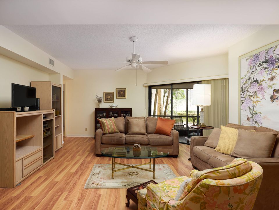 For Sale: $350,000 (2 beds, 2 baths, 1340 Square Feet)