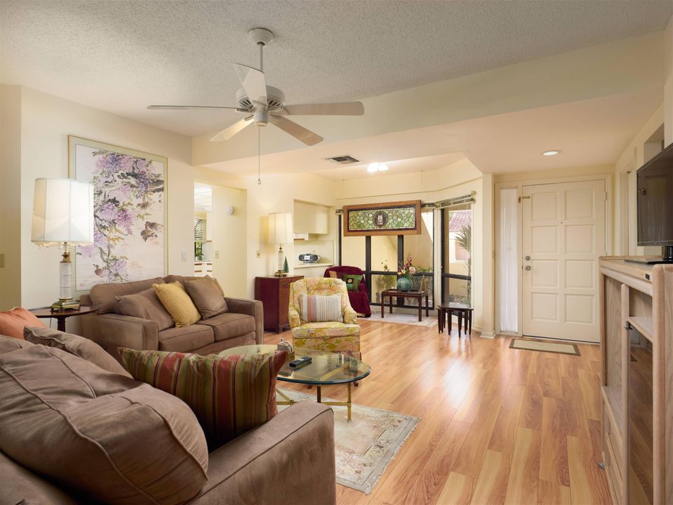 For Sale: $350,000 (2 beds, 2 baths, 1340 Square Feet)