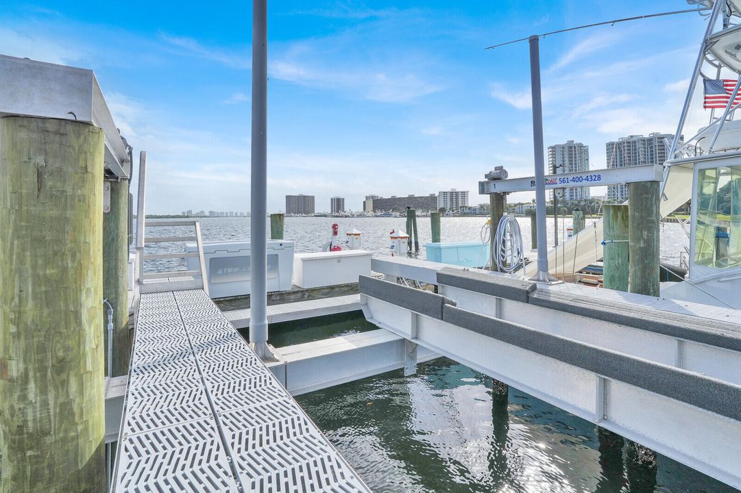 For Sale: $1,585,000 (3 beds, 3 baths, 2362 Square Feet)