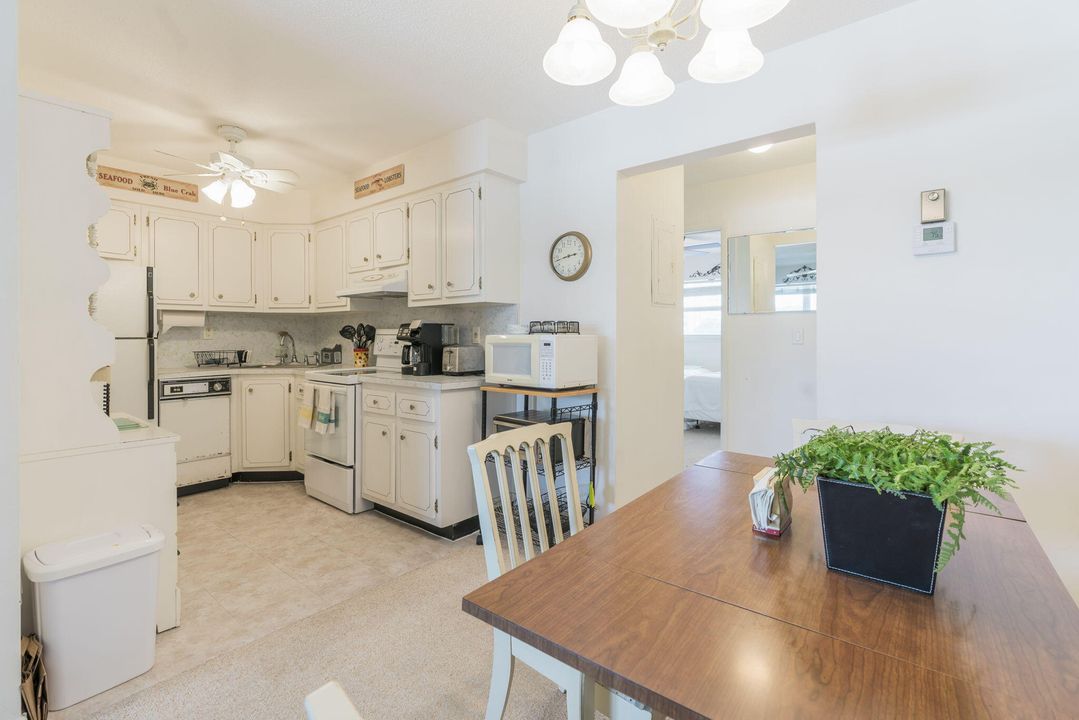 For Sale: $165,000 (1 beds, 1 baths, 610 Square Feet)