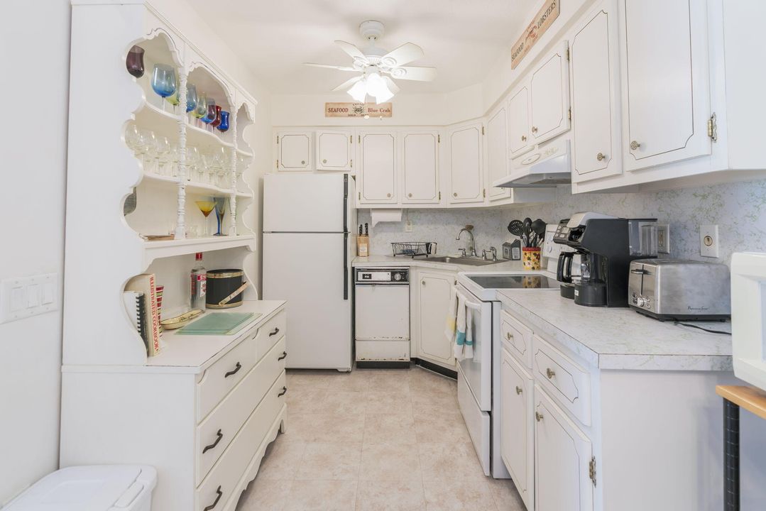 For Sale: $165,000 (1 beds, 1 baths, 610 Square Feet)