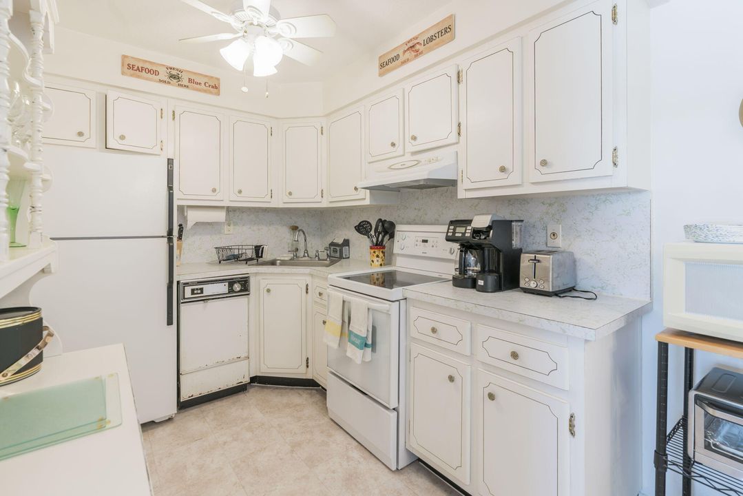 For Sale: $165,000 (1 beds, 1 baths, 610 Square Feet)