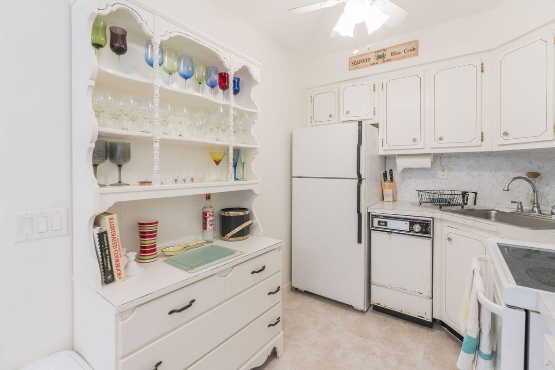 For Sale: $165,000 (1 beds, 1 baths, 610 Square Feet)