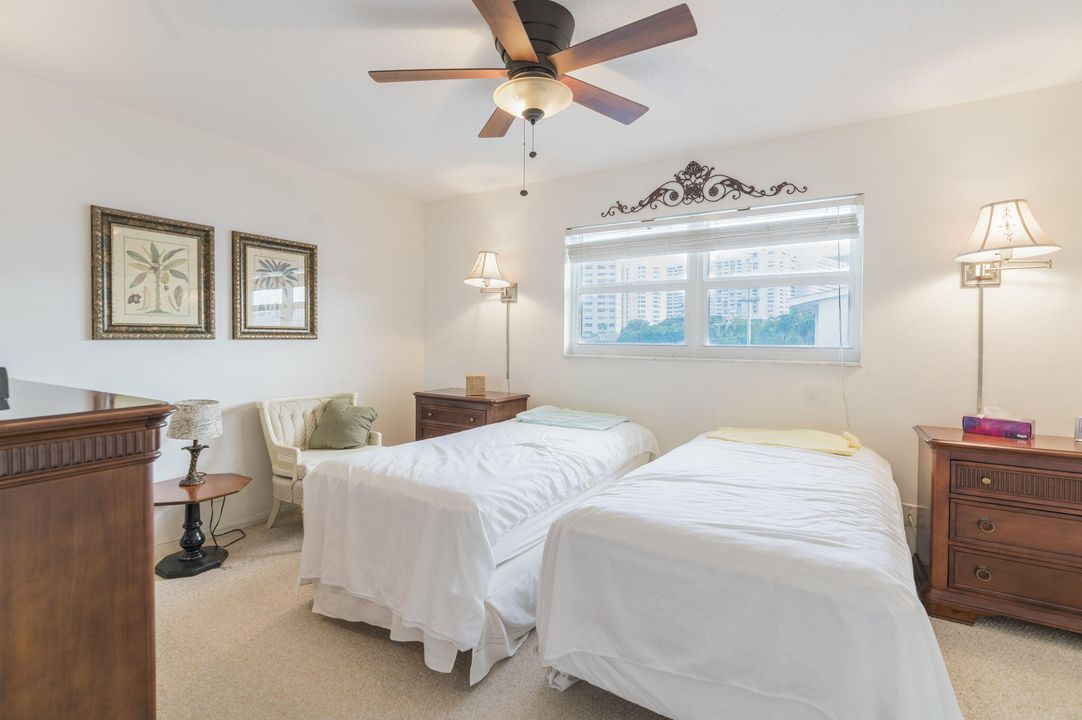 For Sale: $165,000 (1 beds, 1 baths, 610 Square Feet)