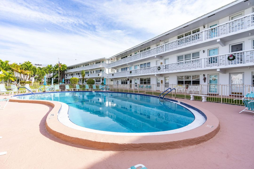 For Sale: $165,000 (1 beds, 1 baths, 610 Square Feet)