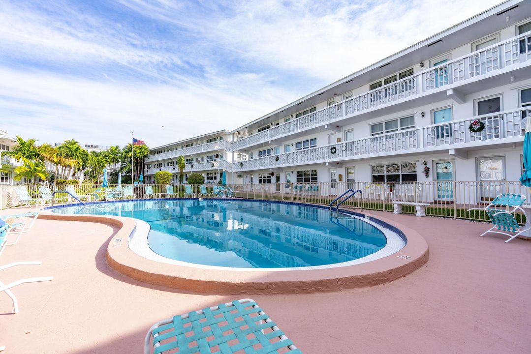 For Sale: $165,000 (1 beds, 1 baths, 610 Square Feet)