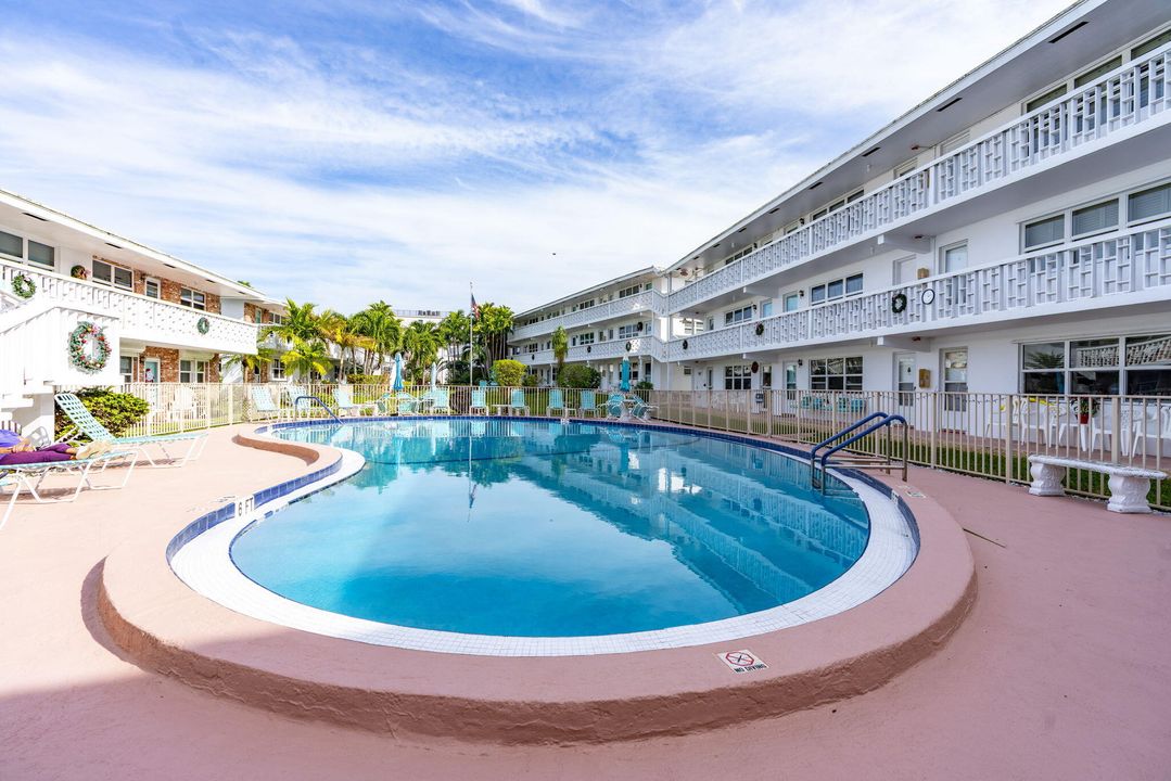 For Sale: $165,000 (1 beds, 1 baths, 610 Square Feet)