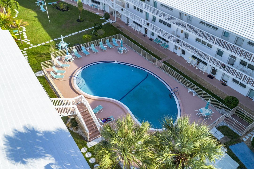 For Sale: $165,000 (1 beds, 1 baths, 610 Square Feet)