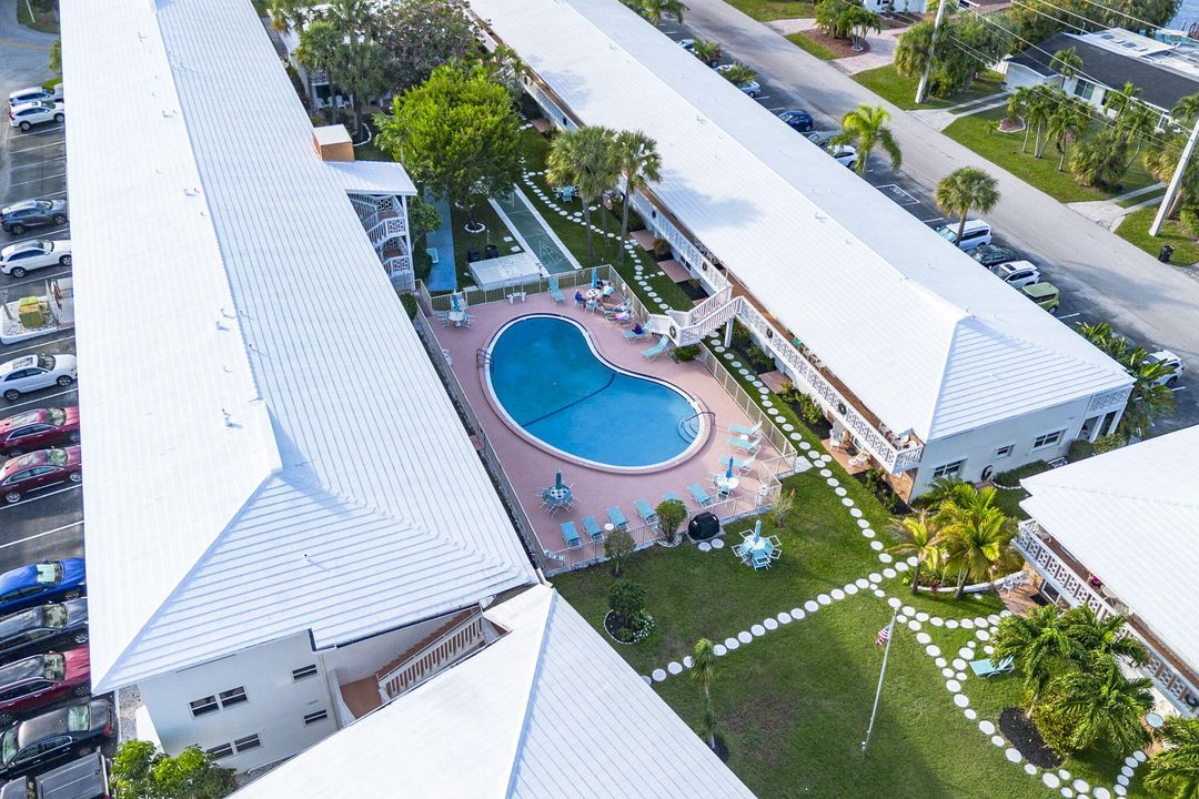 For Sale: $165,000 (1 beds, 1 baths, 610 Square Feet)