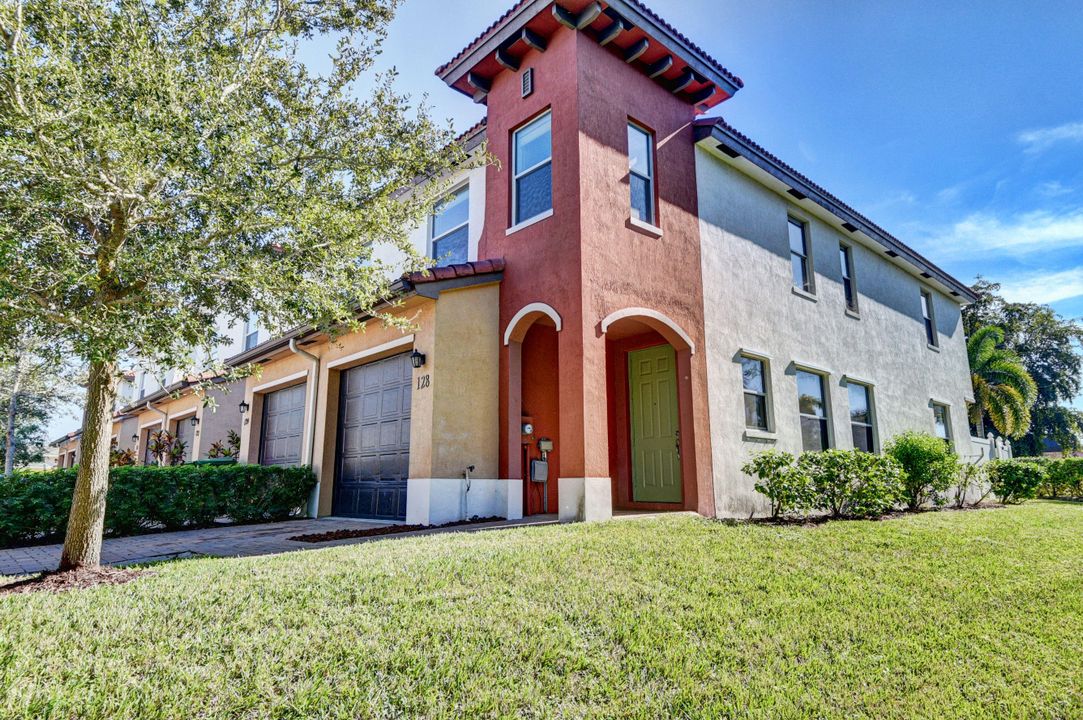 For Rent: $2,300 (3 beds, 2 baths, 1498 Square Feet)