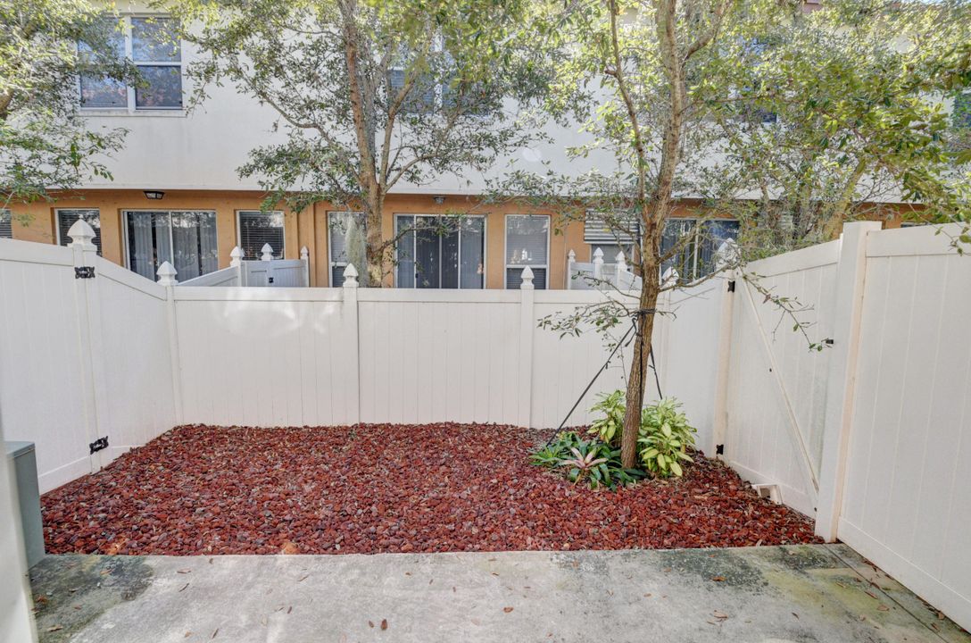 For Rent: $2,300 (3 beds, 2 baths, 1498 Square Feet)