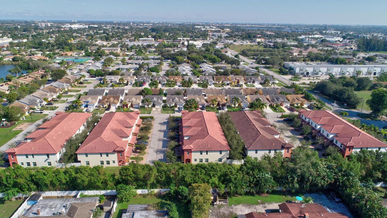 For Rent: $2,300 (3 beds, 2 baths, 1498 Square Feet)