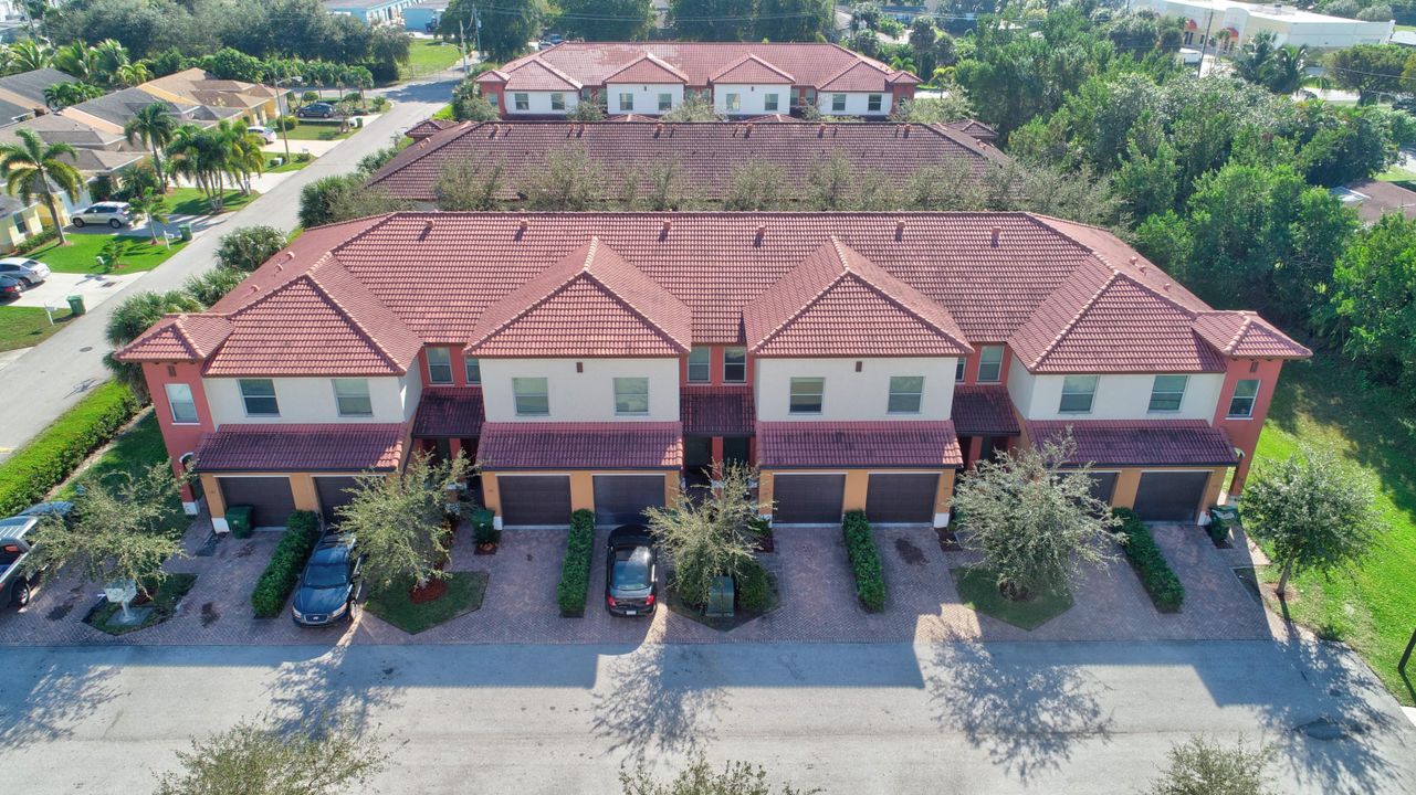 For Rent: $2,300 (3 beds, 2 baths, 1498 Square Feet)