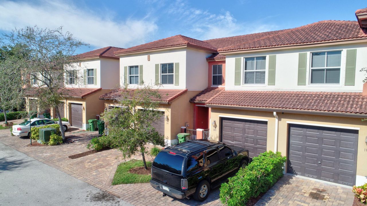 For Rent: $2,300 (3 beds, 2 baths, 1498 Square Feet)