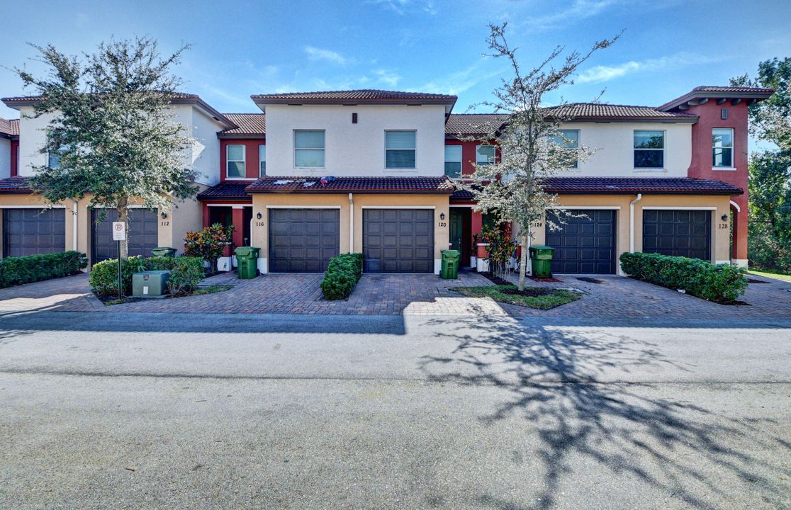 For Rent: $2,300 (3 beds, 2 baths, 1498 Square Feet)