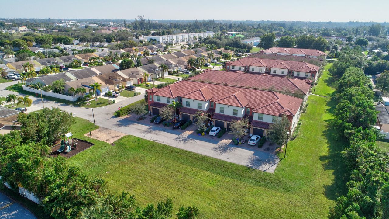 For Rent: $2,300 (3 beds, 2 baths, 1498 Square Feet)