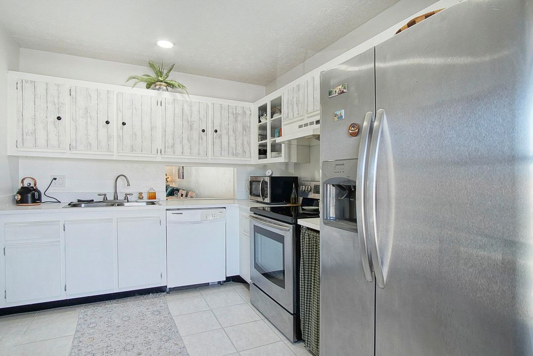 На продажу: $125,000 (2 спален, 2 ванн, 1186 Квадратных фут)