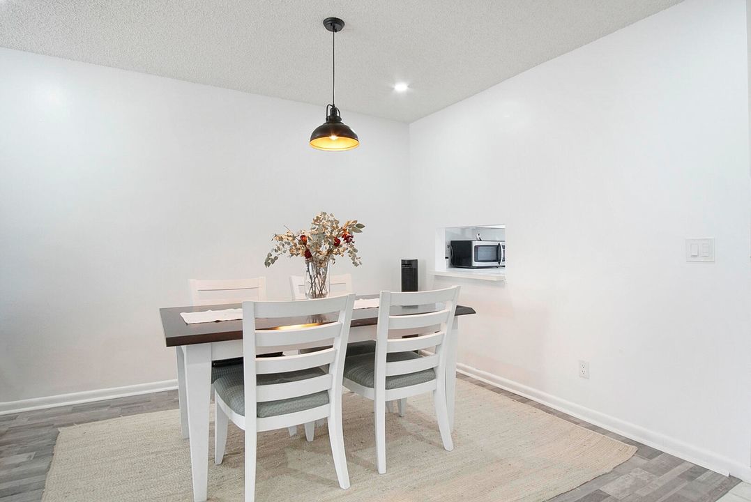 На продажу: $125,000 (2 спален, 2 ванн, 1186 Квадратных фут)