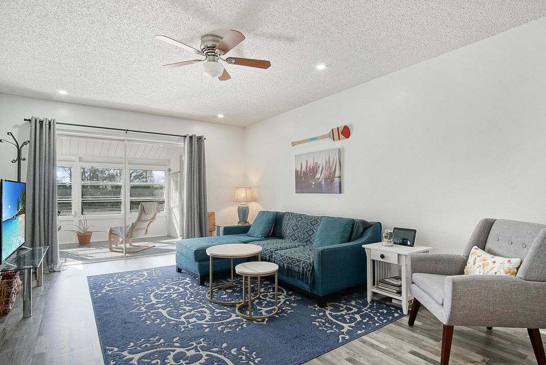 На продажу: $125,000 (2 спален, 2 ванн, 1186 Квадратных фут)