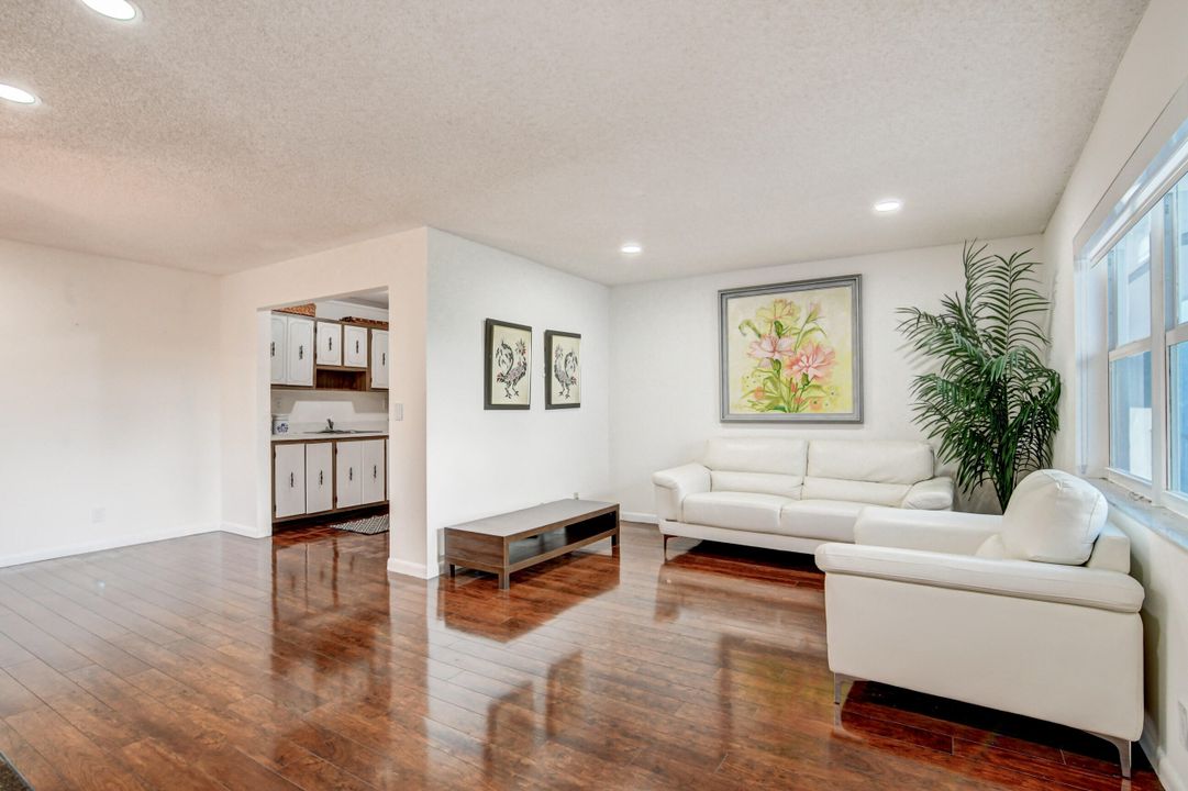 For Rent: $1,800 (1 beds, 1 baths, 760 Square Feet)